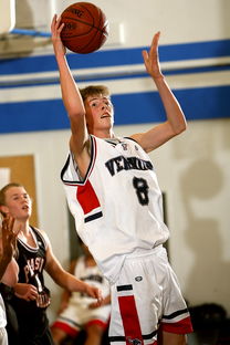 开云体育链接-篮球教练与青少年举行训练营交流 第2张